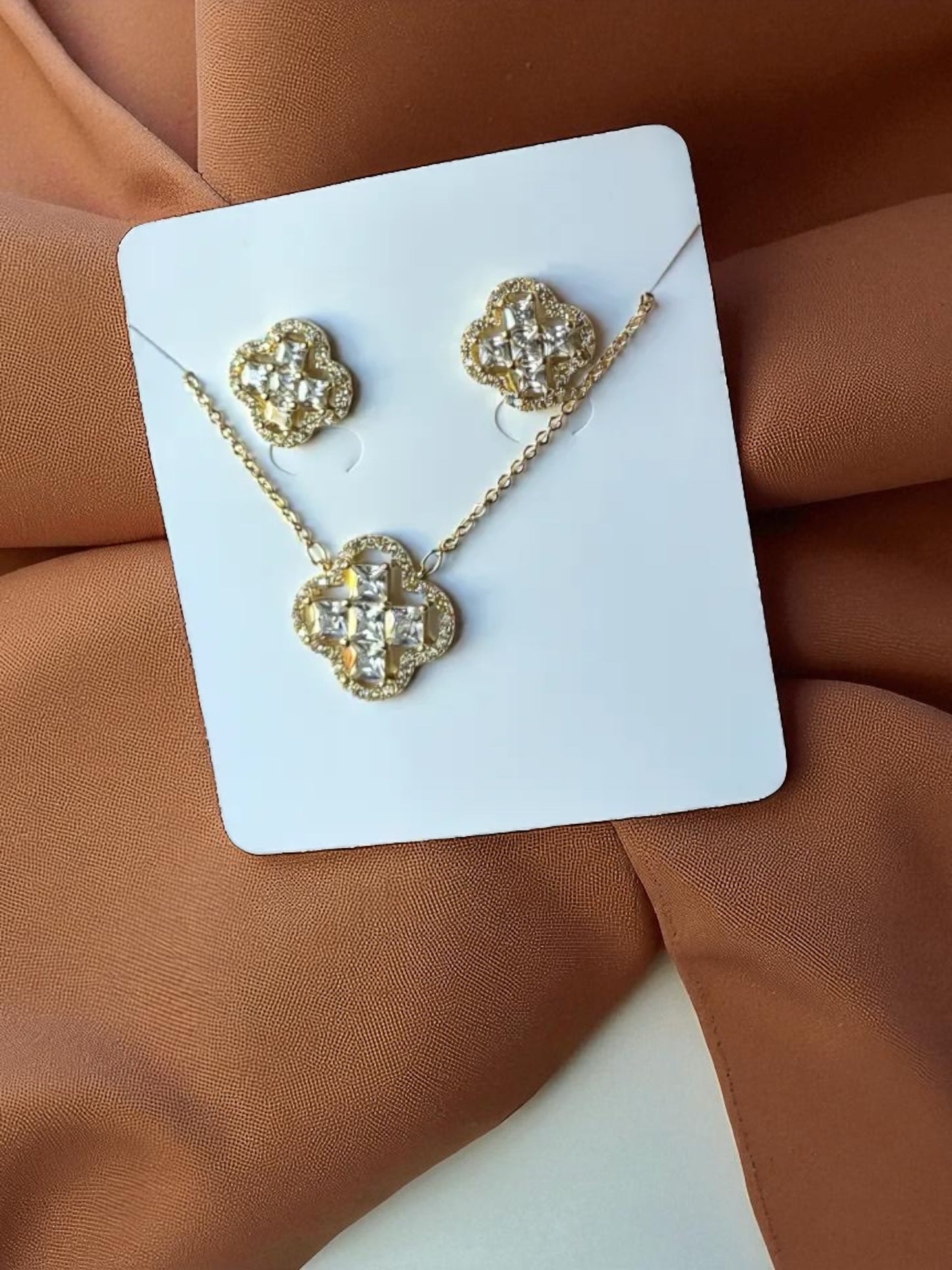 Radiant Clover Cross Set