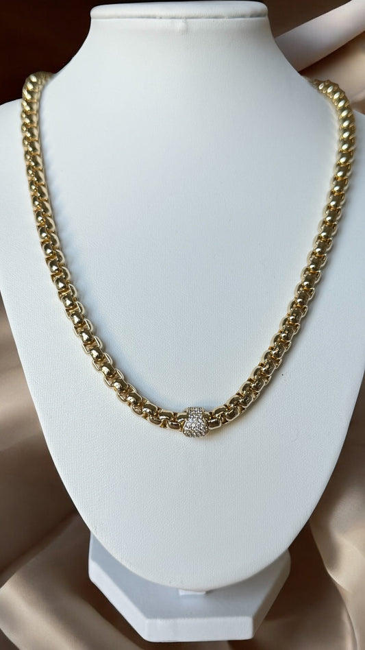 Gold chain necklace on a mannequin bust